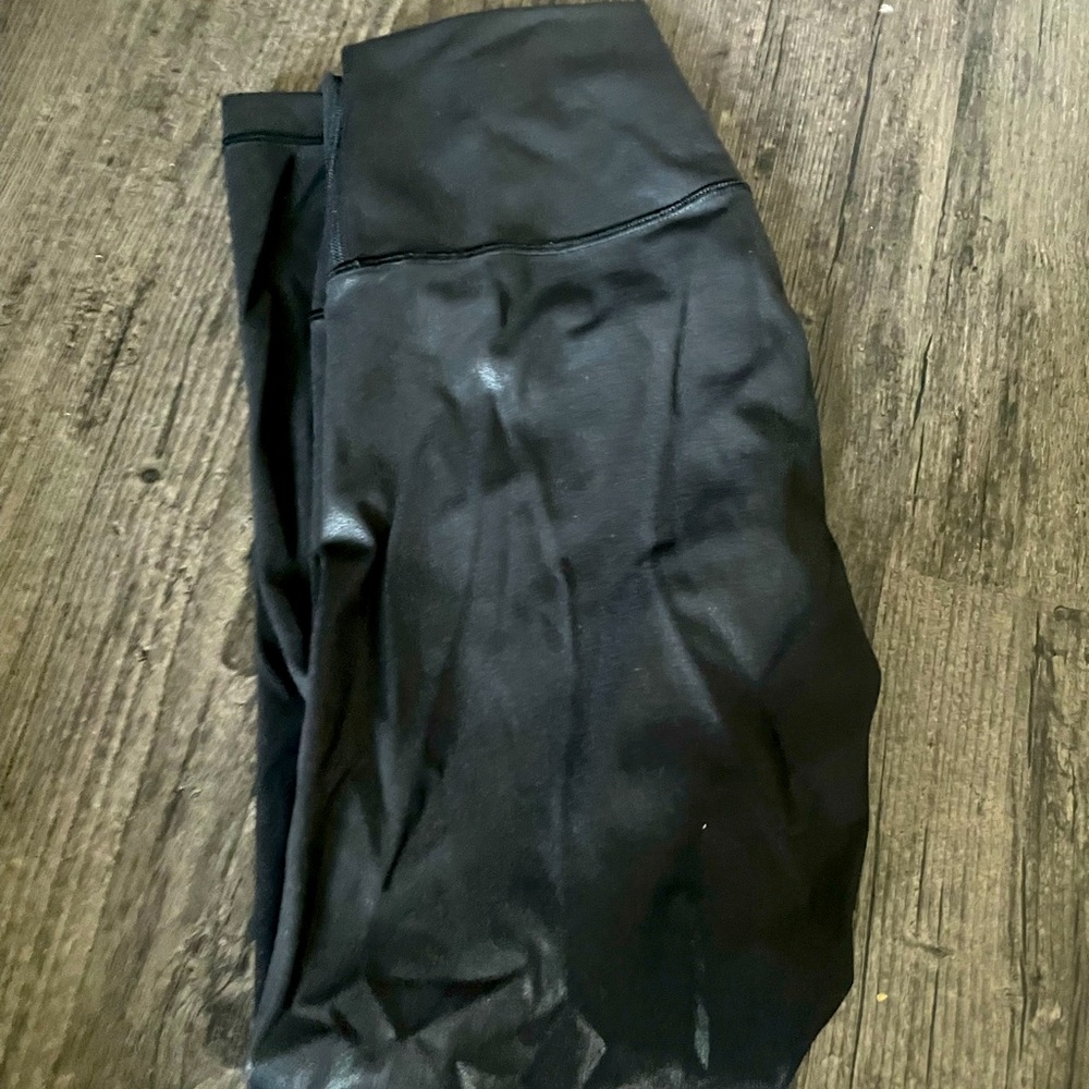 Lululemon limited edition Wunder Unders - SZ 6